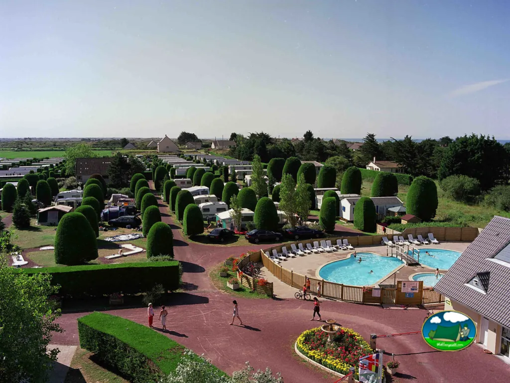 vista elevada del camping con piscina, setos topiarios y minigolf en Port-Bail-sur-Mer