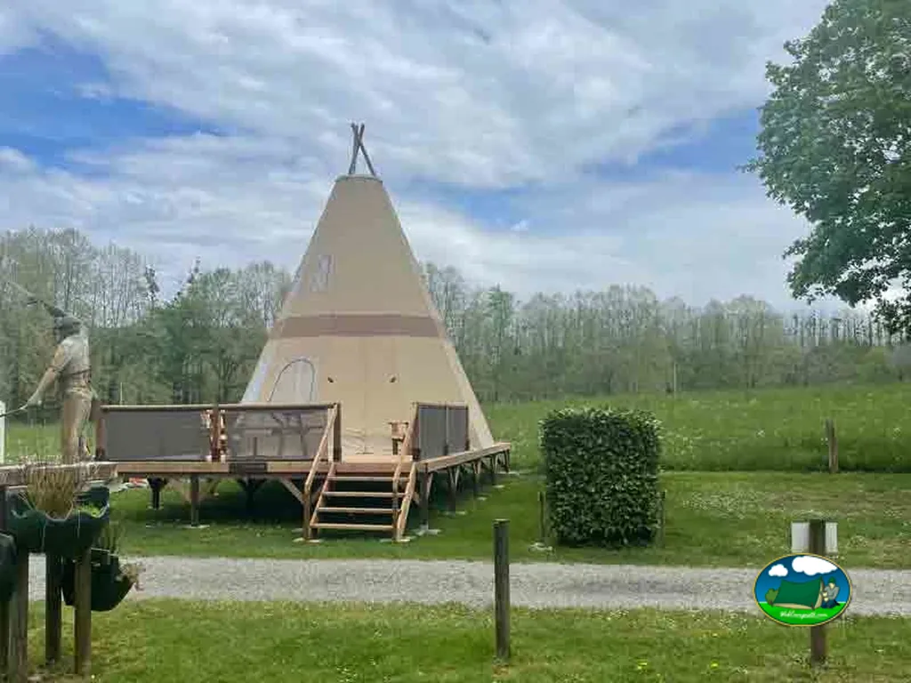 tipi de gran tamaño con terraza de madera en zona de césped en Aren