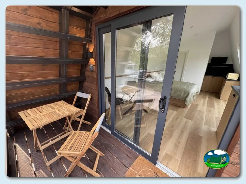 Glamping con terraza y puerta acristalada del Camping Alto Esla, Boca de Huergano (León)