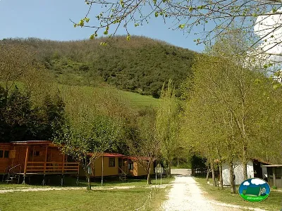 Bungalow con vistas a la sierra, camino arbolado del Camping El Molino, Vega de Liebana (Cantabria)