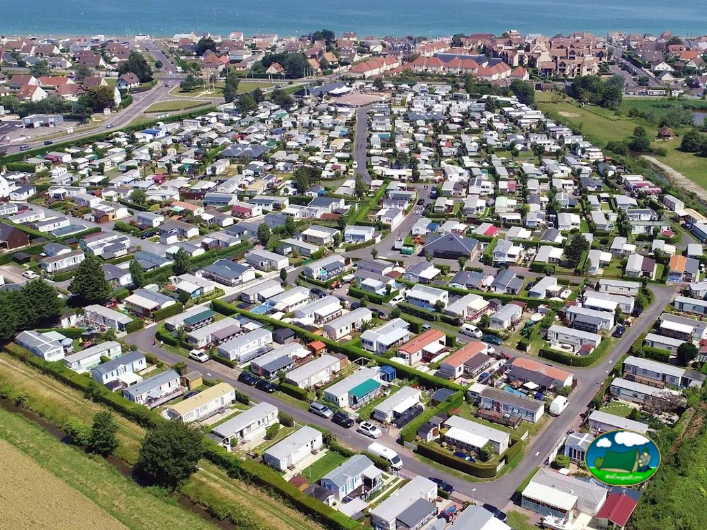 vista aérea del camping con cientos de mobil-homes junto al mar en Colleville-Montgomery