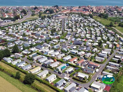 vista aérea del camping con cientos de mobil-homes junto al mar en Colleville-Montgomery