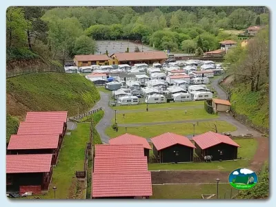 Cabaña con vistas a parcelas y lago del Camping San Pedro de la Ribera, Soto de Luiña (Asturias)