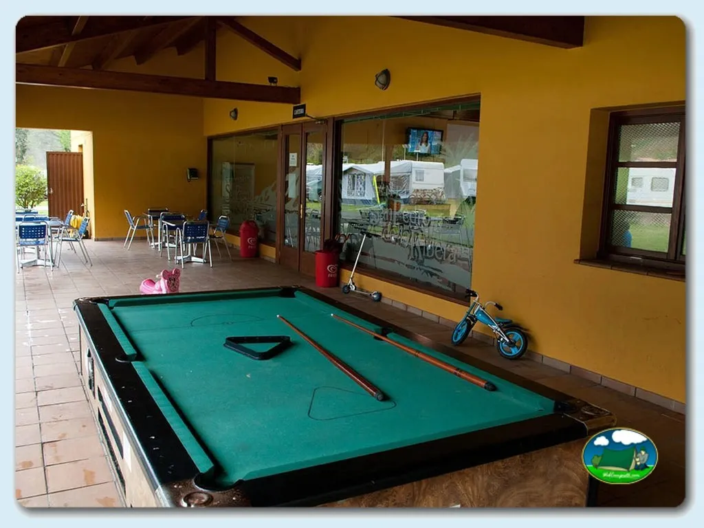 Sala de juegos con billar y área de ocio del Camping San Pedro de la Ribera, Soto de Luiña (Asturias)