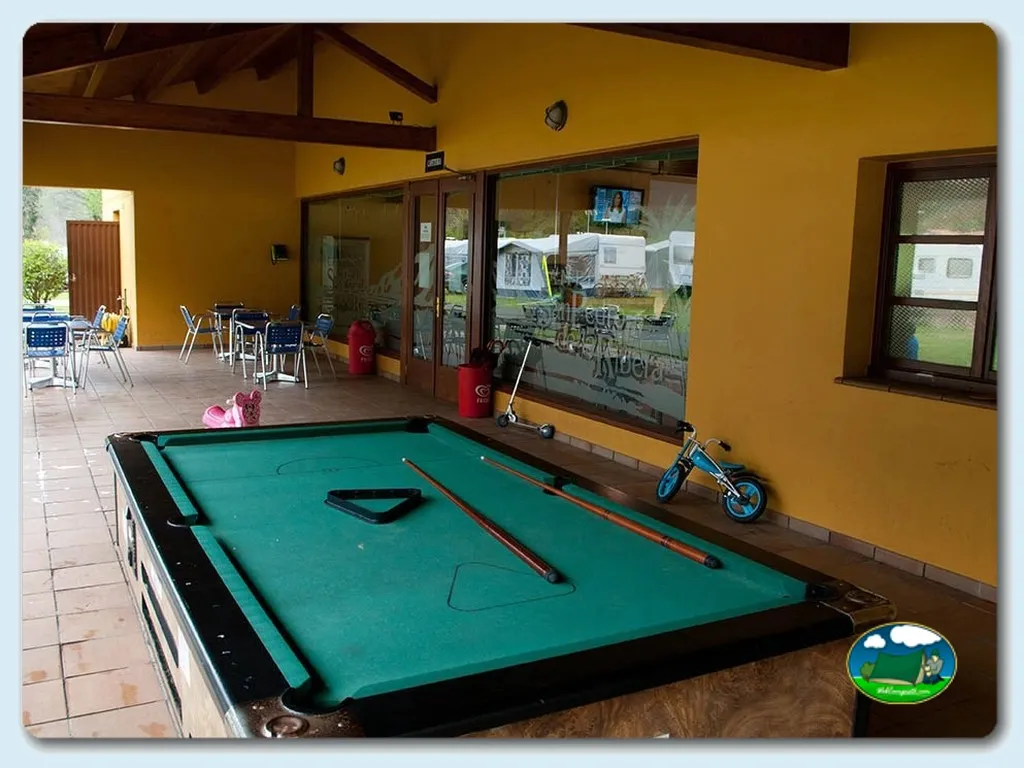 Sala de juegos con billar y bicicleta infantil del Camping San Pedro de la Ribera, Soto de Luiña (Asturias)