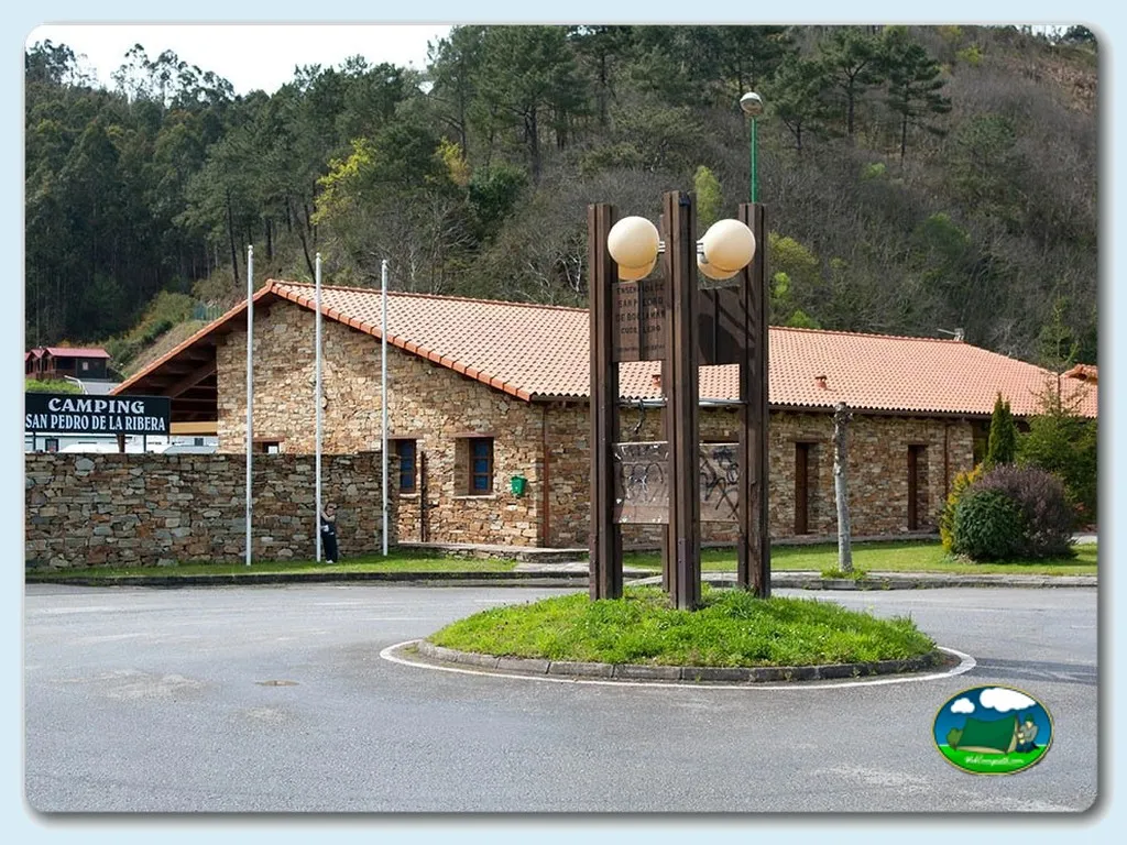 Recepción de piedra con entorno de sierra del Camping San Pedro de la Ribera, Soto de Luiña (Asturias)
