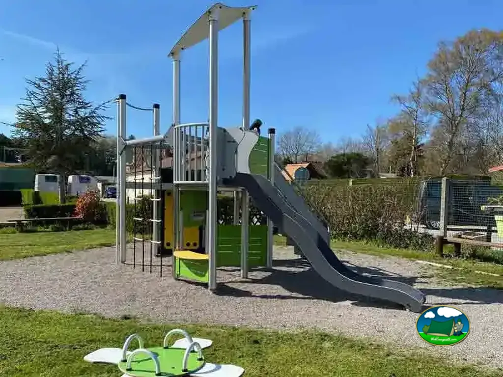 parque infantil con tobogán y estructura de escalada en el camping de Fort-Mahon-Plage