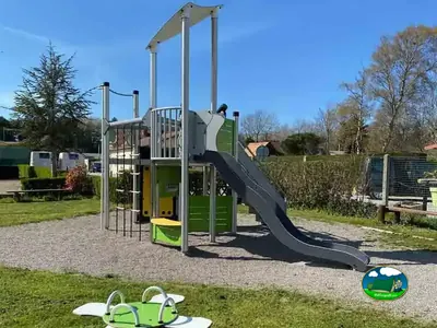 parque infantil con tobogán y estructura de escalada en el camping de Fort-Mahon-Plage