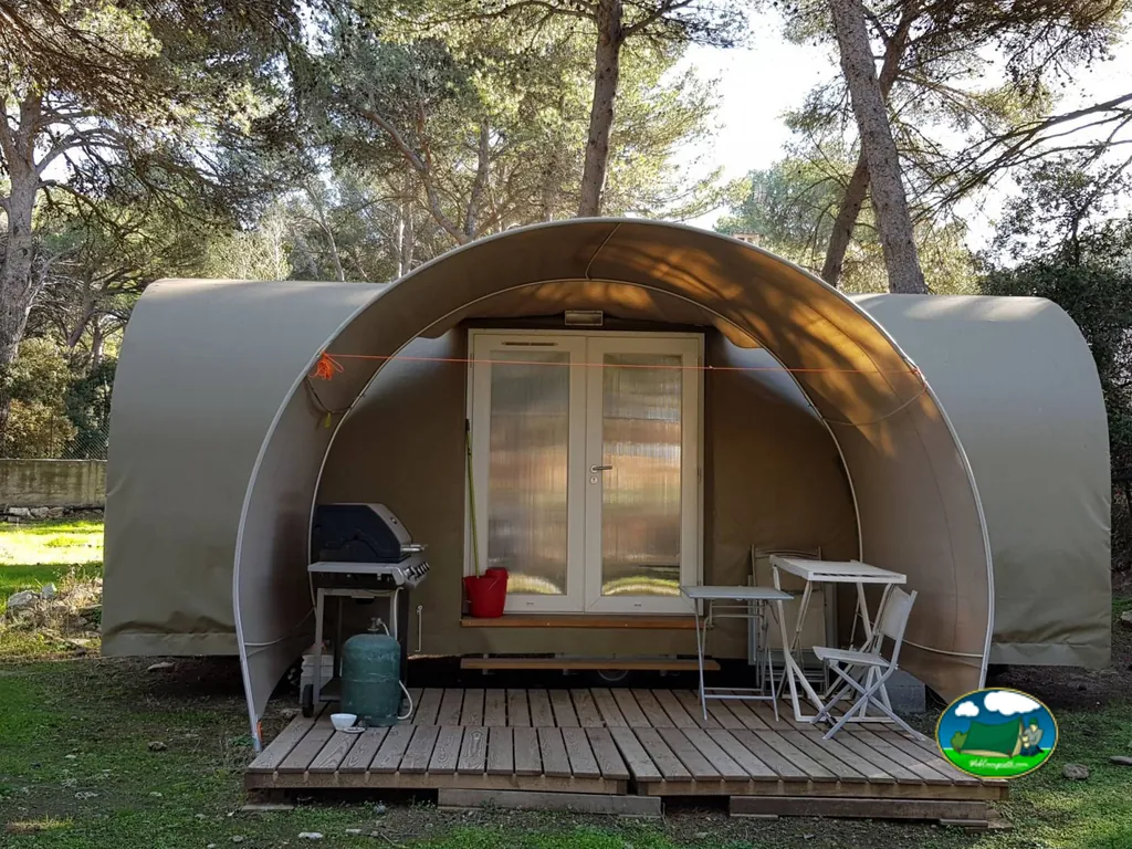 tienda acondicionada con terraza de madera, barbacoa y mesa en el camping de Cornillon-Confoux