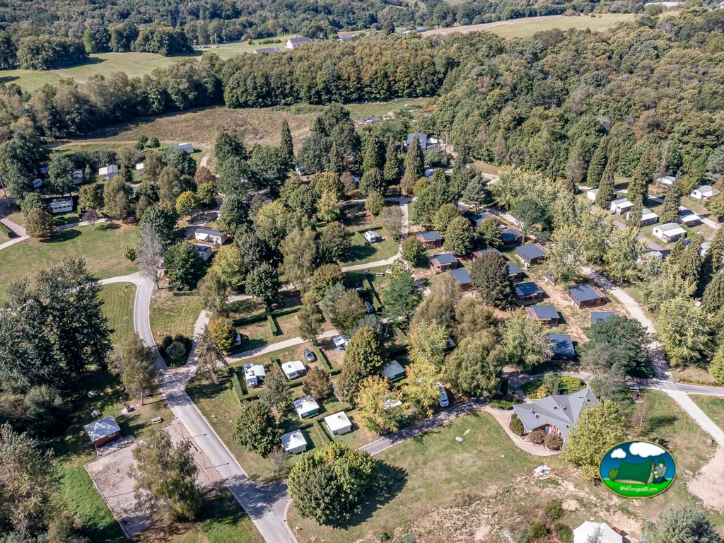 vista aérea de las parcelas y chalets arbolados del camping de Aubazines