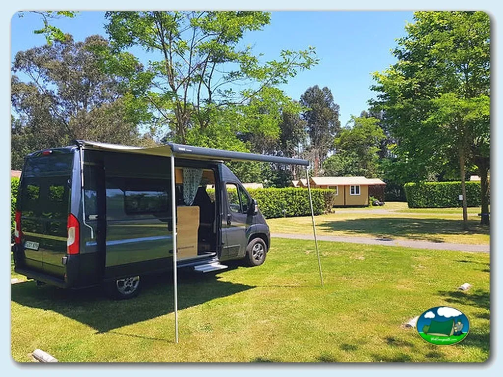 Parcela con mobil-home y toldo del Camping L`Amuravela, Cudillero (Asturias)
