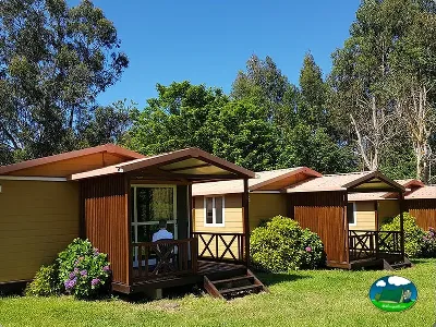 Mobil-homes con terraza y vistas al bosque del Camping L`Amuravela, Cudillero (Asturias)