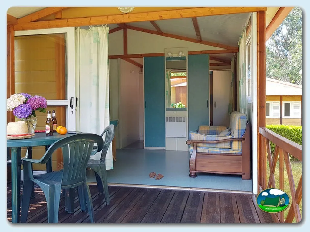 Glamping interior con zona de estar y dormitorio del Camping L`Amuravela, Cudillero (Asturias)