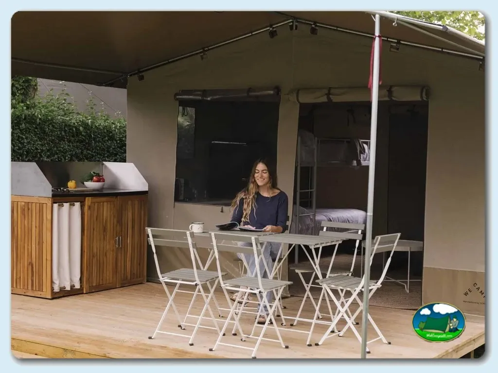 Glamping con terraza equipada y zona de estar del Camping wecamp Cudillero, Cudillero (Asturias)