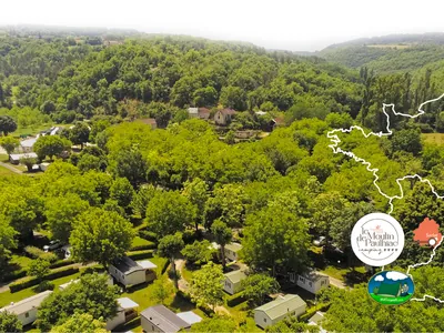 vista aérea del camping rodeado de bosque en el valle de Daglan
