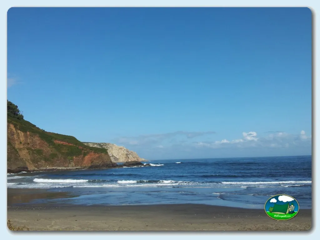 Playa junto al mar con acantilados del Camping Bahinas, Santa María del Mar (Asturias)
