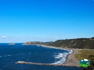Playa junto al mar con acantilados y vistas panorámicas del Camping Bahinas, Santa María del Mar (Asturias)