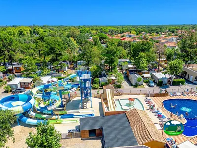 vista aérea del parque acuático con toboganes y piscina rodeada de mobile homes en Argelès-sur-Mer