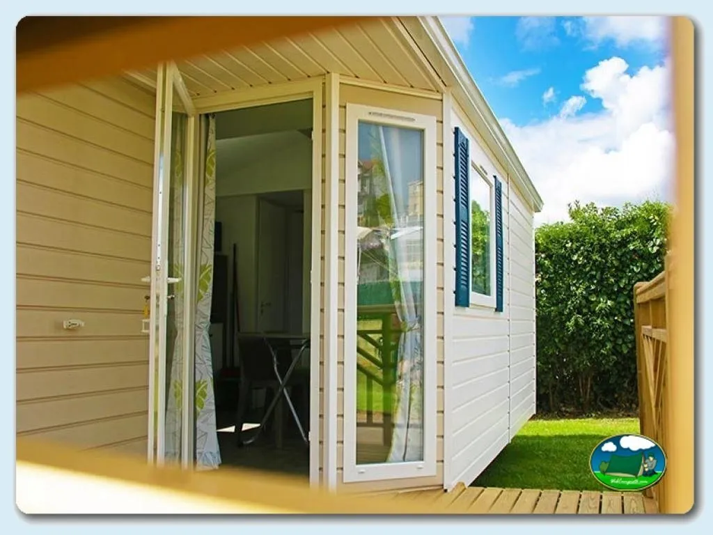 Bungalow con terraza y vistas al jardín del Camping Las Gaviotas, Santa María del Mar (Asturias)