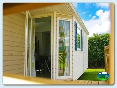 Bungalow con terraza y vistas al jardín del Camping Las Gaviotas, Santa María del Mar (Asturias)
