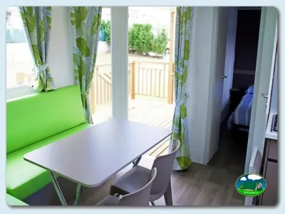 Mobil-home con terraza y vistas al bosque del Camping Las Gaviotas, Santa María del Mar (Asturias)