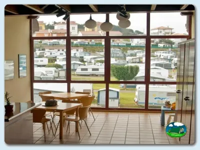Mobil-home con vistas a parcelas del Camping Las Gaviotas, Santa María del Mar (Asturias)
