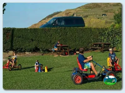 Parque infantil con vistas a la montaña del Camping Las Gaviotas, Santa María del Mar (Asturias)