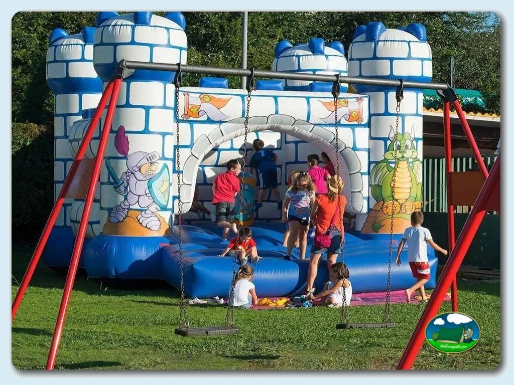 Parque infantil inflable con castillo y columpios del Camping Las Gaviotas, Santa María del Mar (Asturias)