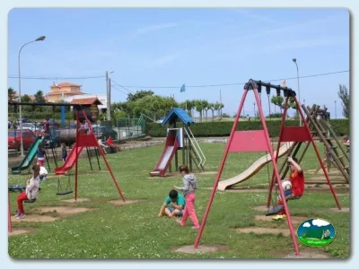Parque infantil con columpios y toboganes del Camping Las Gaviotas, Santa María del Mar (Asturias)