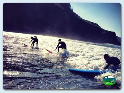 Playa junto al mar con clase de surf del Camping Las Gaviotas, Santa María del Mar (Asturias)