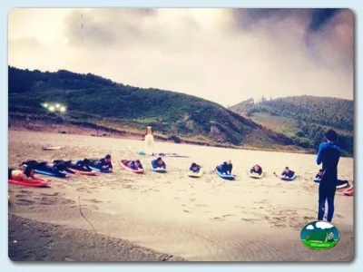 Playa con clase de surf y montaña del Camping Las Gaviotas, Santa María del Mar (Asturias)