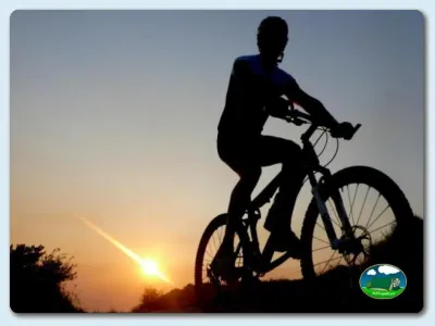 Ciclismo al atardecer en el recinto del Camping Las Gaviotas, Santa María del Mar (Asturias)