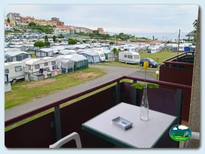 Parcelas con mobil-home y vistas al entorno del Camping Las Gaviotas, Santa María del Mar (Asturias)