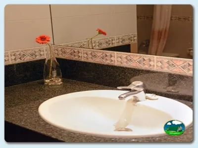 Aseos con lavabo y espejo del Camping Las Gaviotas, Santa María del Mar (Asturias)