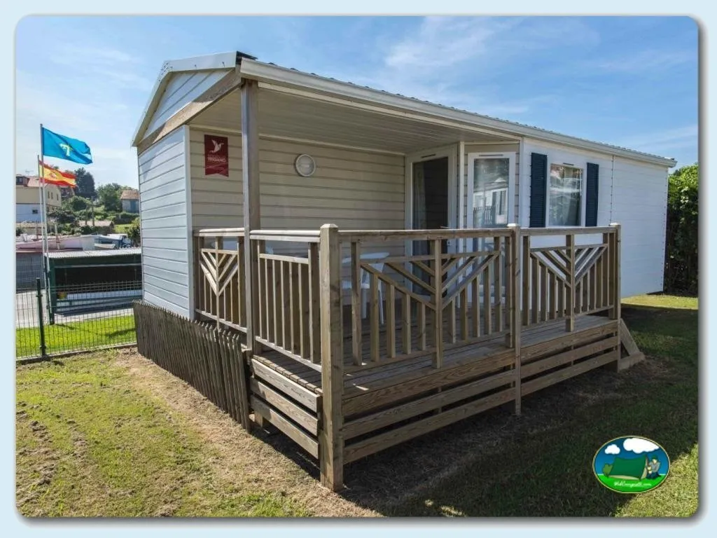 Mobil-home con terraza de madera y vistas al recinto del Camping Las Gaviotas, Santa María del Mar (Asturias)