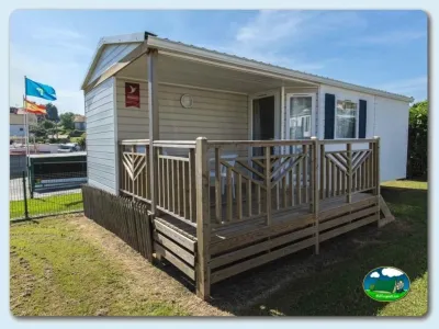 Mobil-home con terraza de madera y vistas al recinto del Camping Las Gaviotas, Santa María del Mar (Asturias)