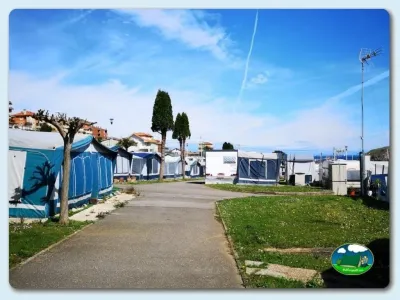 Parcela con tienda de acampada y vistas a la montaña del Camping Las Gaviotas, Santa María del Mar (Asturias)