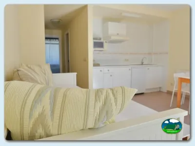Mobil-home interior con cocina y zona de estar del Camping Las Gaviotas, Santa María del Mar (Asturias)