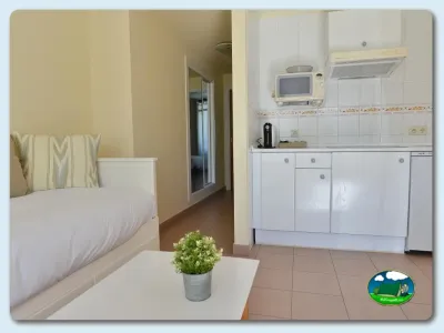 Mobil-home con cocina y dormitorio del Camping Las Gaviotas, Santa María del Mar (Asturias)