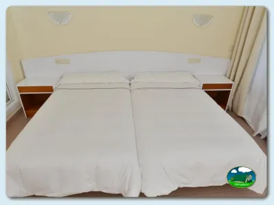 Mobil-home interior dormitorio cama doble del Camping Las Gaviotas, Santa María del Mar (Asturias)