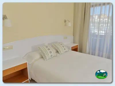 Mobil-home dormitorio con cama doble del Camping Las Gaviotas, Santa María del Mar (Asturias)