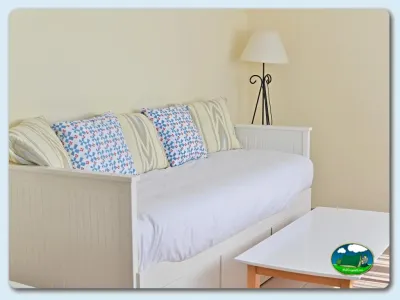 Mobil-home interior con cama doble del Camping Las Gaviotas, Santa María del Mar (Asturias)