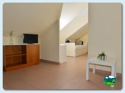 Interior de bungalow con muebles del Camping Las Gaviotas, Santa María del Mar (Asturias)