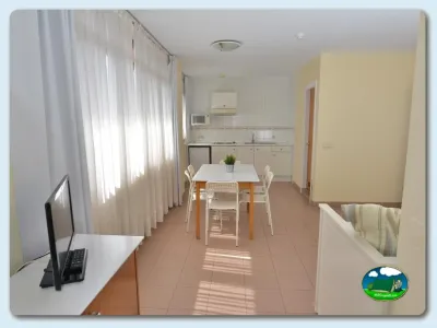 Mobil-home interior con cocina y zona de comedor del Camping Las Gaviotas, Santa María del Mar (Asturias)