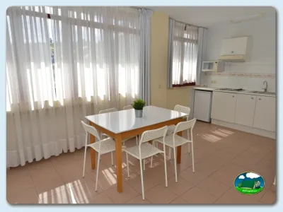 Mobil-home cocina comedor luminoso del Camping Las Gaviotas, Santa María del Mar (Asturias)