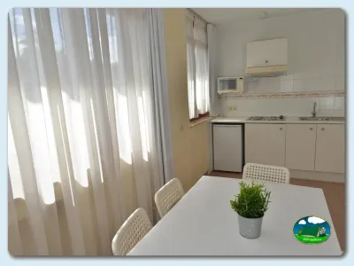 Mobil-home cocina comedor con luz natural del Camping Las Gaviotas, Santa María del Mar (Asturias)