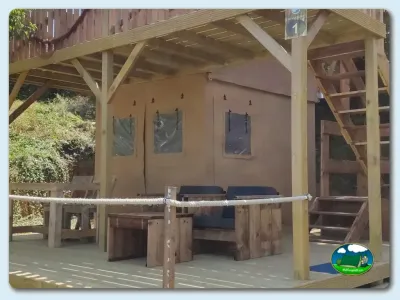 Glamping tienda de acampada con terraza cubierta del Camping Las Gaviotas, Santa María del Mar (Asturias)