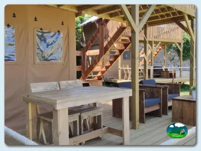 Glamping con terraza cubierta y zona de comedor del Camping Las Gaviotas, Santa María del Mar (Asturias)