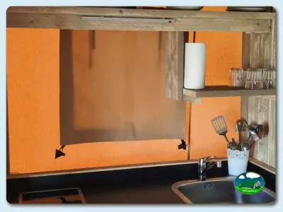 Mobil-home cocina con zona de preparación del Camping Las Gaviotas, Santa María del Mar (Asturias)