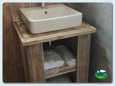 Lavabo de bungalow con mueble de madera del Camping Las Gaviotas, Santa María del Mar (Asturias)
